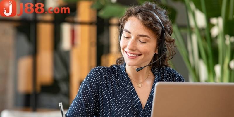 Người chơi liên hệ với bộ phận CSKH bằng live chat