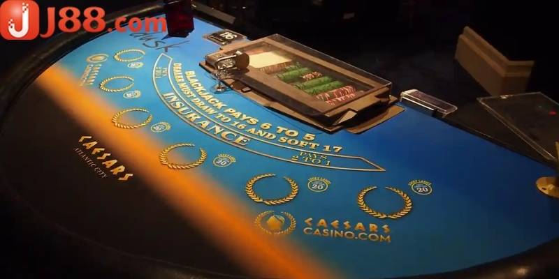 Người chơi tập trung để phân tích các kèo cược